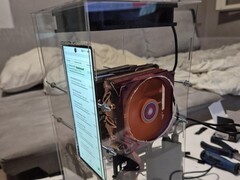 L'assurda modifica che ha comportato l'installazione di due dissipatori per PC sulla scheda madre di un Nubia Z70 Ultra.