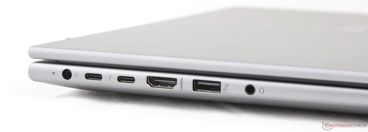 A sinistra: adattatore CA, 2x USB-C Thunderbolt 4 con Power Delivery + DisplayPort 2.1, HDMI 2.1, USB-A (5 Gbps), cuffie da 3,5 mm
