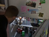 Jason cerca qualcosa da bere nel frigo in GTA 6.
