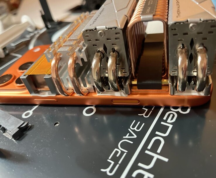 Vista laterale di un iPhone 17 Pro Max con grandi radiatori SSD M.2 collegati (Fonte immagine: u/T-K-Tronix via r/iphone)