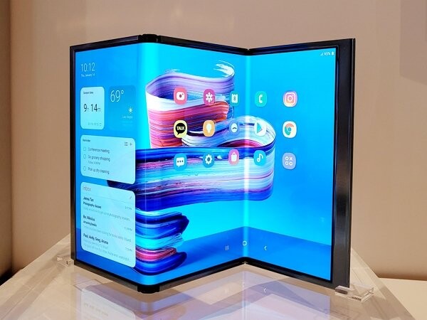 Il Samsung Display Flex S presenta lo stesso fattore di forma del Huawei Mate XT. (Fonte: The Korea Herald)