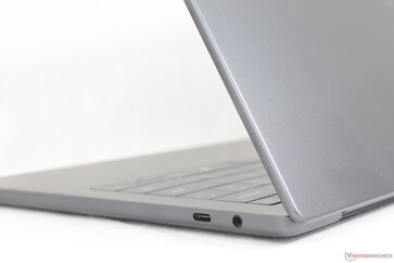 La superficie liscia e opaca della lega di alluminio può essere un magnete per le impronte digitali