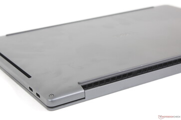 La scheda madre è ora accessibile rimuovendo il piano della tastiera anziché il pannello inferiore