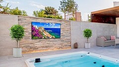 La Smart TV da esterno Neptune Full Sun. (Fonte: Peerless-AV)