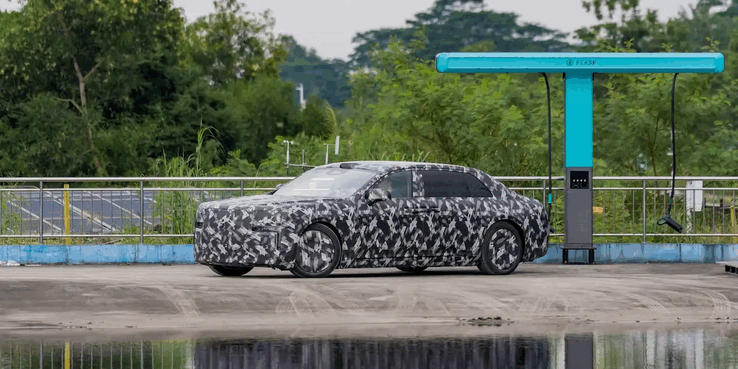 La berlina Yangwang di BYD presso una stazione di ricarica BYD
