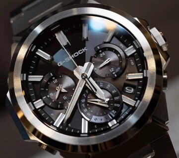 Primo piano del Casio G-Shock GST-W1000D-1A con quadrante nero, che mostra i tre contatori secondari, gli indici luminescenti, le lancette sfaccettate e la lunetta in acciaio inossidabile con finiture multiple.