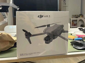 Il DJI Air 3 sarà disponibile con i controller remoti RC 2 e RC-N2. (Fonte: @DealsDrone)