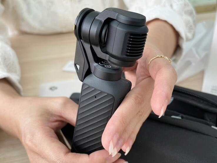 DJI Osmo Pocket 4 ha una nuova custodia protettiva più piccola.
