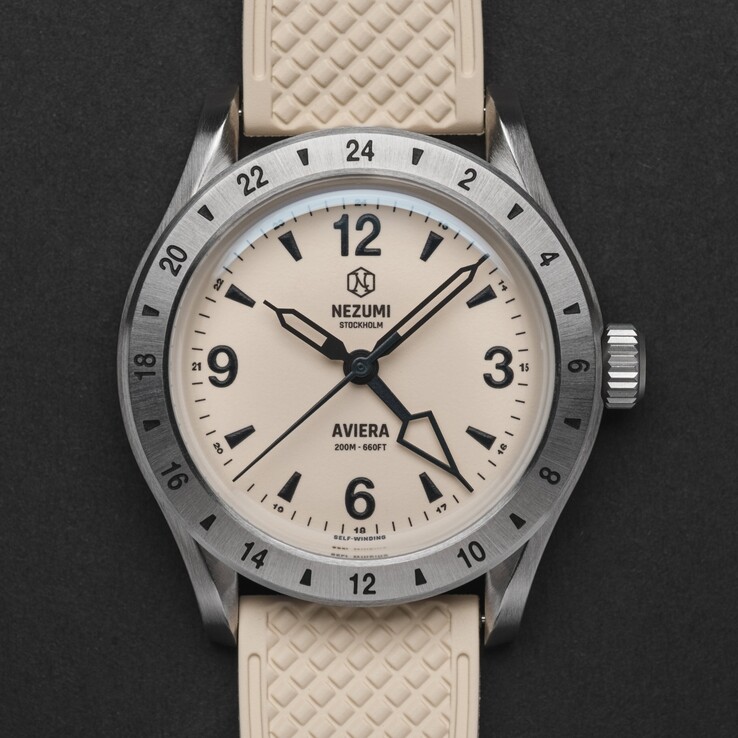 L'orologio Nezumi Aviera GMT è disponibile con quadrante bianco interamente illuminato (Fonte: Nezumi Studios)