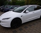 Un modello base RWD bianco della Tesla Model 3 Project Highland è stato testato sulla Norschleife del Nürburgring (Immagine: Misha Charoudin)