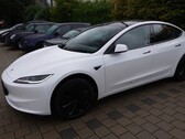Un modello base RWD bianco della Tesla Model 3 Project Highland è stato testato sulla Norschleife del Nürburgring (Immagine: Misha Charoudin)
