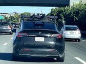 Questa particolare Tesla Model Y ha un'unità LiDAR montata sul tetto, il che suggerisce che venga utilizzata per testare il prossimo robotaxi di Tesla. (Fonte: Steve Krawczyk/The Verge)
