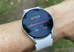 Il Galaxy Watch5 Pro potrebbe essere più resistente del Galaxy Watch4, nella foto. (Fonte: NotebookCheck)