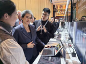 Lisa Su di AMD che utilizza il MINISFORUM V3 al recente AI PC Innovation Summit di AMD. (Fonte: MINISFORUM)