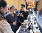 Lisa Su di AMD che utilizza il MINISFORUM V3 al recente AI PC Innovation Summit di AMD. (Fonte: MINISFORUM)