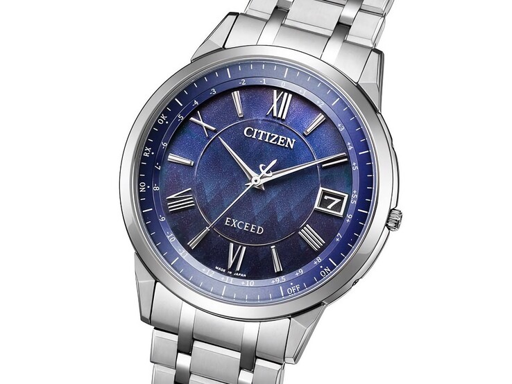 L’orologio Citizen Exceed “Morning in the Sacred Forest” Eco-Drive presenta un quadrante blu intenso con un delicato motivo ispirato alla foresta, dettagli scintillanti, lancette e indici delle ore color argento e un datario a ore 3.