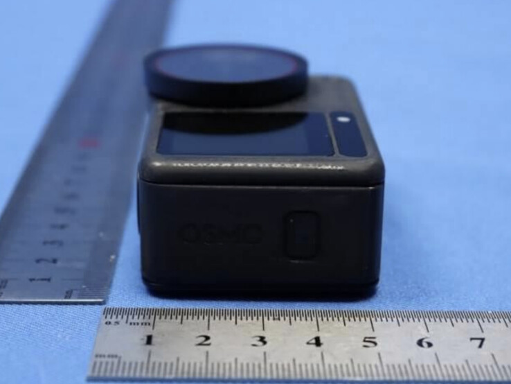 Un prototipo di DJI Osmo Action 6 di lato. (Fonte: FCC)