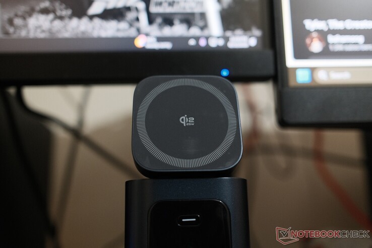 Il tappetino di ricarica wireless Qi 2.2 diventa tiepido al tatto dopo un po' di utilizzo, ma non raggiunge mai temperature fastidiose.