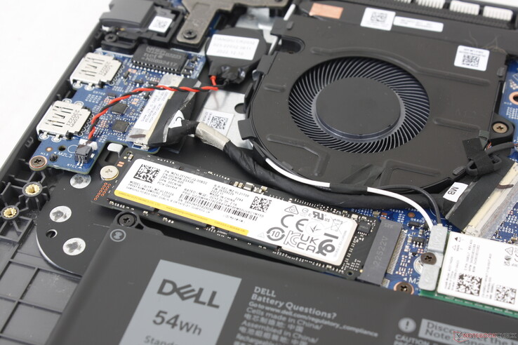 La singola unità SSD M.2 non ha un diffusore di calore per favorire il raffreddamento. Le prestazioni diminuiscono se sottoposte a stress, come mostra il grafico seguente