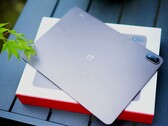 Nonostante la batteria di grandi dimensioni, il dispositivo rimane sottile, anche se noterete la differenza di peso rispetto al OnePlus Pad 4.