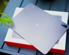 Nonostante la batteria di grandi dimensioni, il dispositivo rimane sottile, anche se noterete la differenza di peso rispetto al OnePlus Pad 4.