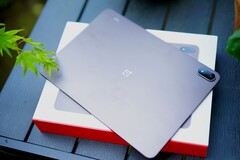 Nonostante la batteria di grandi dimensioni, il dispositivo rimane sottile, anche se noterete la differenza di peso rispetto al OnePlus Pad 4.