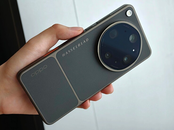 Il presunto design finale di Oppo Find X9 Ultra con fotocamera Hasselblad