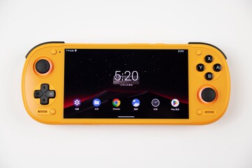 Il Retroid Pocket 6 in arancione sembra più giallo. (Fonte: Retroid)