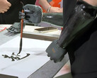 La mano bionica BrainCo in azione calligrafica. (Fonte: SCMP)