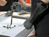 La mano bionica BrainCo in azione calligrafica. (Fonte: SCMP)
