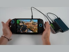 PC da gioco portatile Lenovo Legion Go 2 con God of War: Ragnarok, abbinato a un alloggiamento per GPU Adlink Pocket AI e a un power bank in una configurazione completamente portatile alimentata a batteria. (Fonte immagine: ETA PRIME via YouTube)