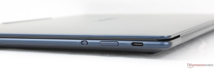 A destra: otturatore elettronico della webcam, pulsante di accensione, porta USB-C 4.0 con DisplayPort 1.4 e Power Delivery