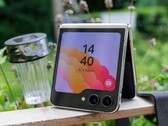 Appleil primo iPhone pieghevole di Samsung imiterà lo Z Flip di Samsung, secondo un rapporto. (Fonte: Notebookcheck)
