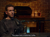 Glenn Howerton spiega il suo problema con il portachiavi della Model X (immagine: Always Sunny Podcast/YouTube)