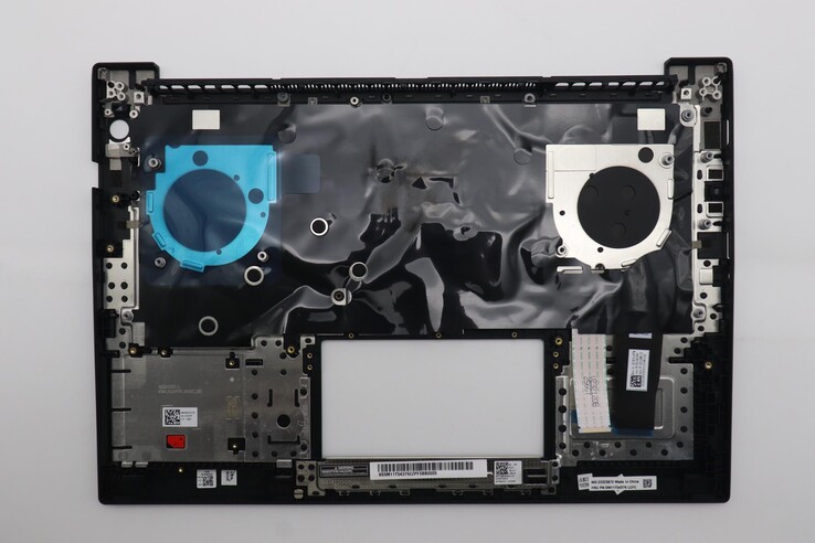 Coperchio della tastiera del P14s Gen 6 Intel, che mostra i piccoli rivetti neri che mantengono la tastiera in posizione (fonte immagine: Lenovo)