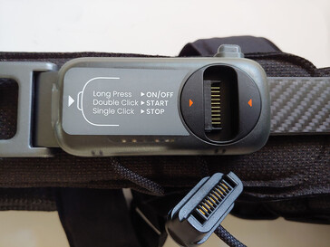 Controller posteriore con pulsante di accensione e connettore. (Fonte immagine: Notebookcheck)