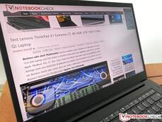 Utilizzo del ThinkPad X1 Extreme Gen 2 all'aperto in una giornata nuvolosa