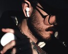 Una delle prossime generazioni di AirPods sarà dotata di una fotocamera Visual Intelligence, come mostrato in un video Apple trapelato e scoperto in macOS.