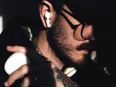 Una delle prossime generazioni di AirPods sarà dotata di una fotocamera Visual Intelligence, come mostrato in un video Apple trapelato e scoperto in macOS.