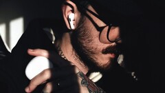 Una delle prossime generazioni di AirPods sarà dotata di una fotocamera Visual Intelligence, come mostrato in un video Apple trapelato e scoperto in macOS.