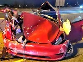 La Tesla Model 3 è stata completamente distrutta nel doppio incidente. (Fonte immagine: @OPP_HSD)
