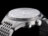 Profilo laterale del cronografo Timex Marlin Jet che mostra il suo ampio vetro bombato in Hesalite, la scala tachimetrica, la cassa in acciaio inossidabile spazzolato, il pulsante del cronografo a pompa, la corona con il marchio Jet e il bracciale in acciaio inossidabile