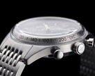 Profilo laterale del cronografo Timex Marlin Jet che mostra il suo ampio vetro bombato in Hesalite, la scala tachimetrica, la cassa in acciaio inossidabile spazzolato, il pulsante del cronografo a pompa, la corona con il marchio Jet e il bracciale in acciaio inossidabile