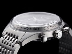 Profilo laterale del cronografo Timex Marlin Jet che mostra il suo ampio vetro bombato in Hesalite, la scala tachimetrica, la cassa in acciaio inossidabile spazzolato, il pulsante del cronografo a pompa, la corona con il marchio Jet e il bracciale in acciaio inossidabile