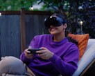 Viene mostrato il visore VR Valve Steam Frame con controller
