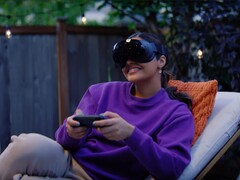 Viene mostrato il visore VR Valve Steam Frame con controller