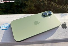 I futuri modelli di iPhone potrebbero essere alimentati da un chip prodotto da Intel (nella foto: iPhone 17; fonte immagine: Notebookcheck, modificato)