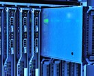 Rack di server con illuminazione blu in un data center
