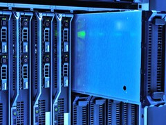 Rack di server con illuminazione blu in un data center