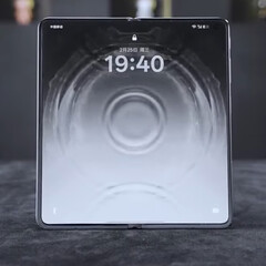 Si dice che il Find N6 abbia una piega del display quasi invisibile.